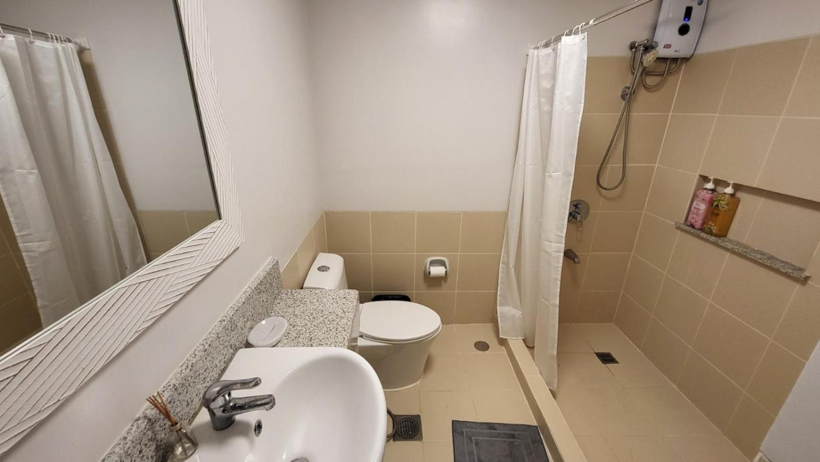 The Atherton- Spacious Modern Condo Unit In Paranaque Near The Airport, Makati, Bgc And Highways Paranaque City Bagian luar foto